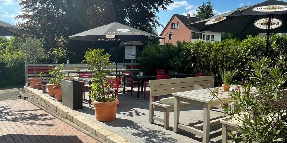 Terrasse vorne mit Baum